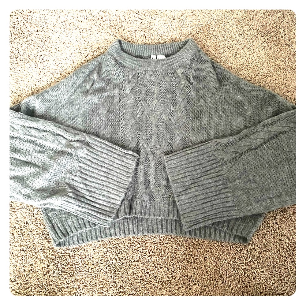 Crop top sweater with wide sleeves
